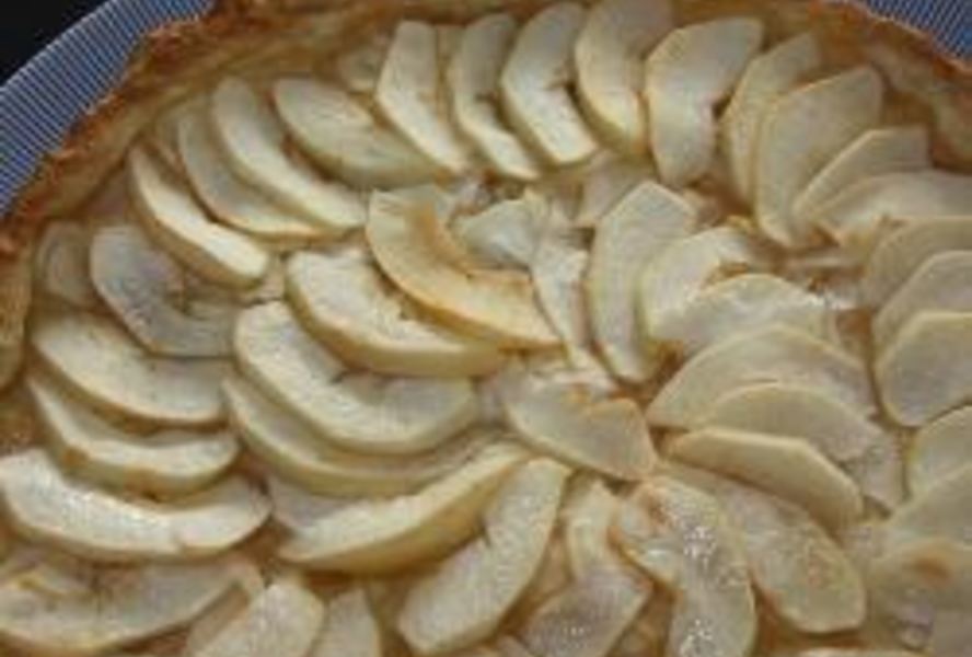 Тарт с яблоками и айвой