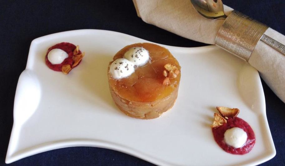 Рецепт тарт татен с клюквенно-яблочным соусом, молочным мороженым и сушеным яблоком