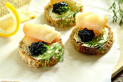 Тартинки с черной икрой и копченой рыбой