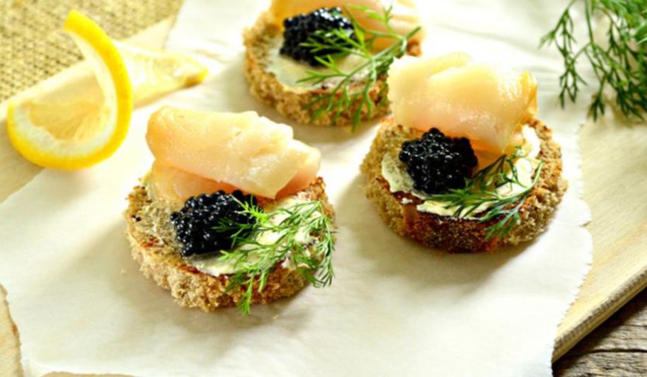 Рецепт тартинки с черной икрой и копченой рыбой