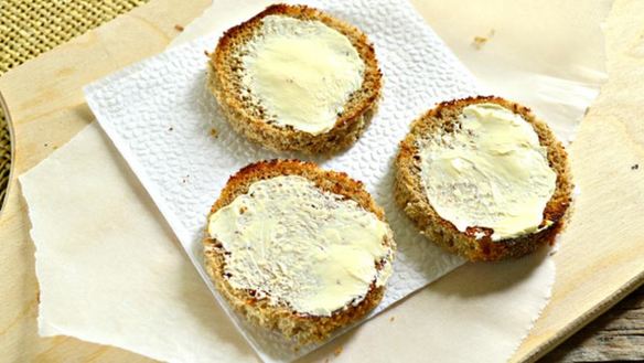 ШАГ 2. тартинки с черной икрой и копченой рыбой