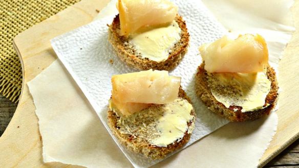 ШАГ 3. тартинки с черной икрой и копченой рыбой