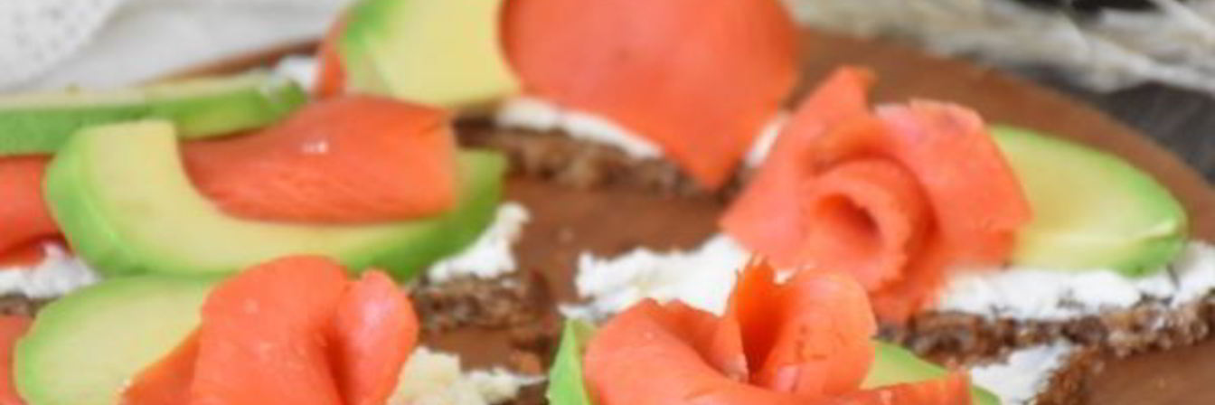 Тартинки с копченым лососем и авокадо