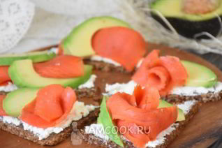 Тартинки с копченым лососем и авокадо