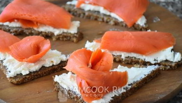 ШАГ 5. тартинки с копченым лососем и авокадо