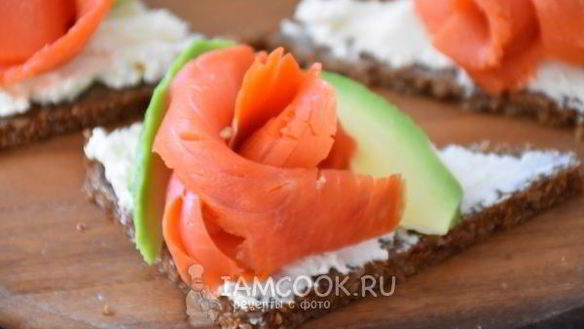 ШАГ 6. тартинки с копченым лососем и авокадо