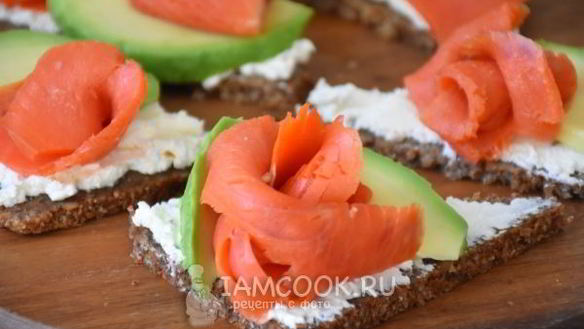 ШАГ 7. тартинки с копченым лососем и авокадо