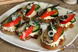 Тартинки с плавленным сыром и шпротами