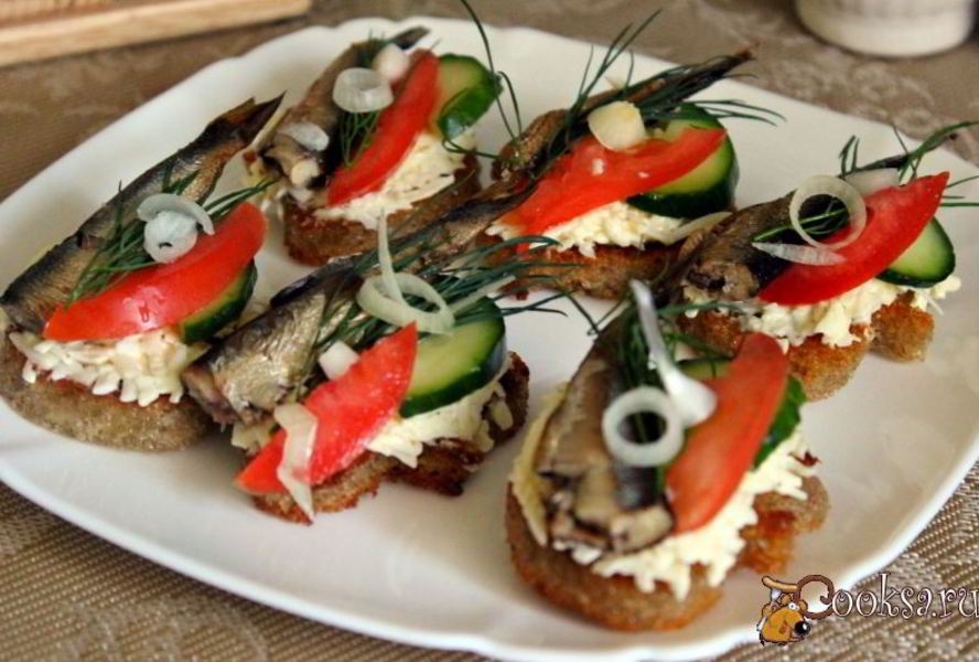 Тартинки с плавленным сыром и шпротами