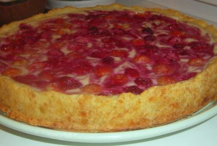 Творожный тарт с малиной и заварным кремом