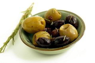 Теплая закуска из маслин и оливок с фенхелем, чесноком и цедрой апельсина