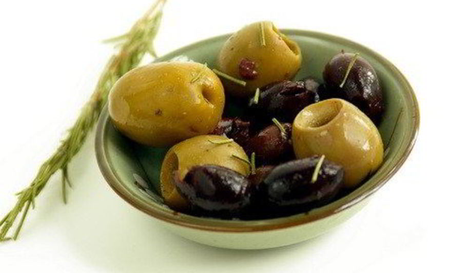 Рецепт теплая закуска из маслин и оливок с фенхелем, чесноком и цедрой апельсина