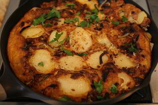 Тортилья с купатами, луком и картофелем