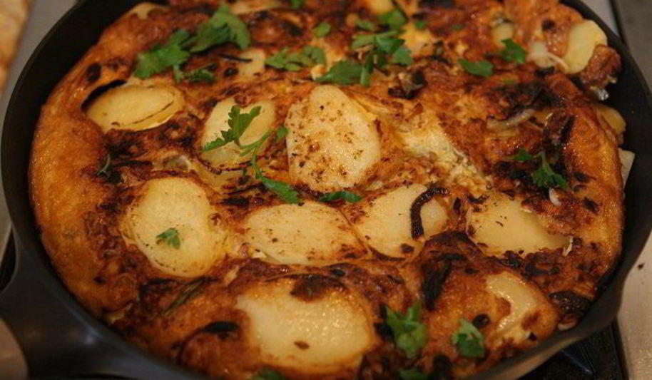 Рецепт тортилья с купатами, луком и картофелем