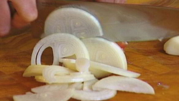 ШАГ 2. тортилья с купатами, луком и картофелем