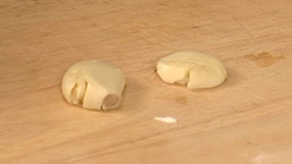 ШАГ 3. тортилья с купатами, луком и картофелем