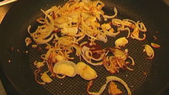 ШАГ 4. тортилья с купатами, луком и картофелем