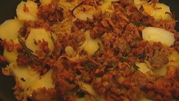 ШАГ 7. тортилья с купатами, луком и картофелем