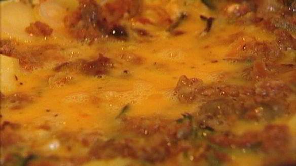 ШАГ 8. тортилья с купатами, луком и картофелем