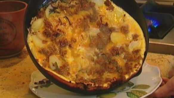 ШАГ 9. тортилья с купатами, луком и картофелем