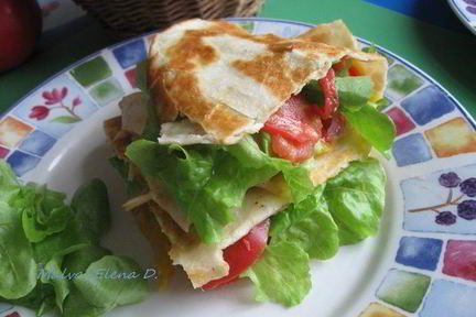 Тортилья с курицей, помидорами и сыром