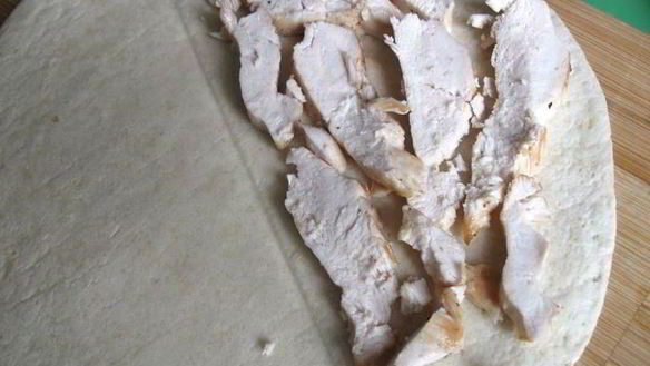 ШАГ 5. тортилья с курицей, помидорами и сыром