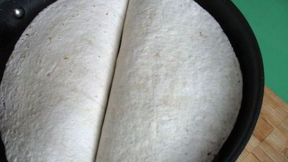 ШАГ 10. тортилья с курицей, помидорами и сыром