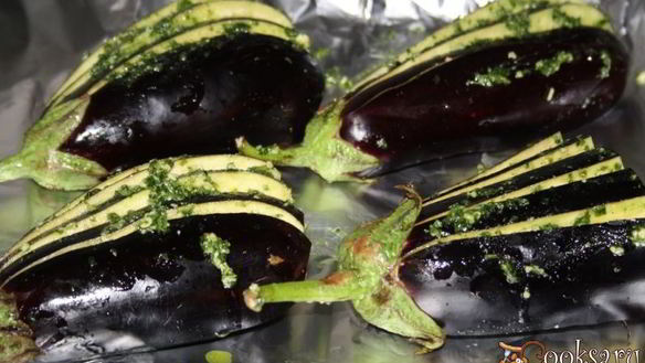 ШАГ 2. вееры из баклажан с томатами, сыром сулугуни и соусом песто