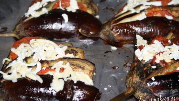 ШАГ 5. вееры из баклажан с томатами, сыром сулугуни и соусом песто