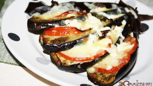 ШАГ 6. вееры из баклажан с томатами, сыром сулугуни и соусом песто