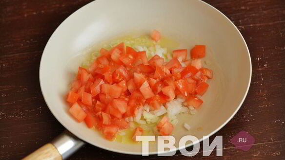 ШАГ 2. яичница с помидорами