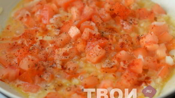 ШАГ 3. яичница с помидорами