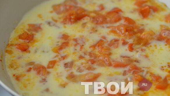 ШАГ 5. яичница с помидорами