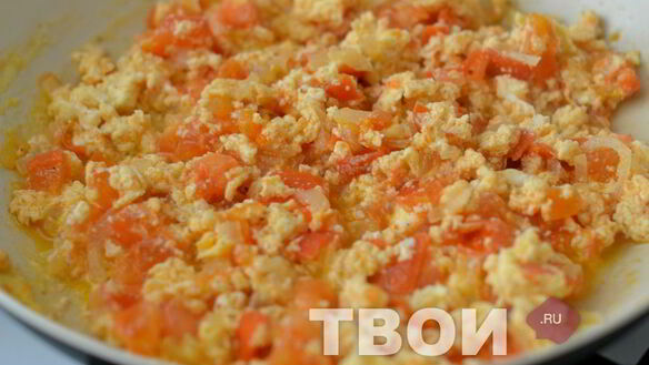ШАГ 6. яичница с помидорами