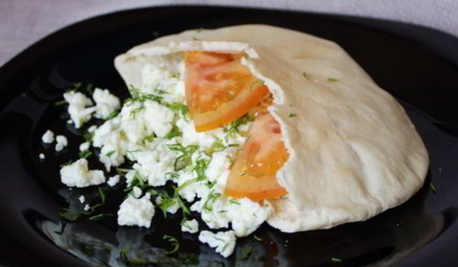 Рецепт яичный скрамбль с фетой в пите