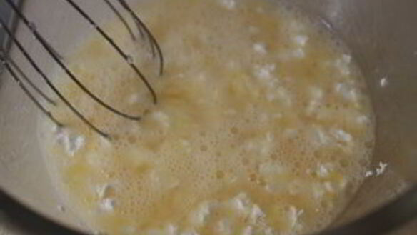 ШАГ 2. яичный скрамбль с фетой в пите