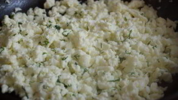 ШАГ 3. яичный скрамбль с фетой в пите