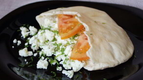 ШАГ 4. яичный скрамбль с фетой в пите