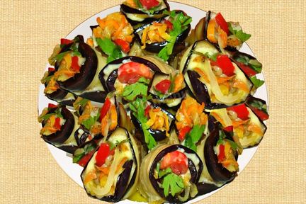 Язык из баклажанов с овощами