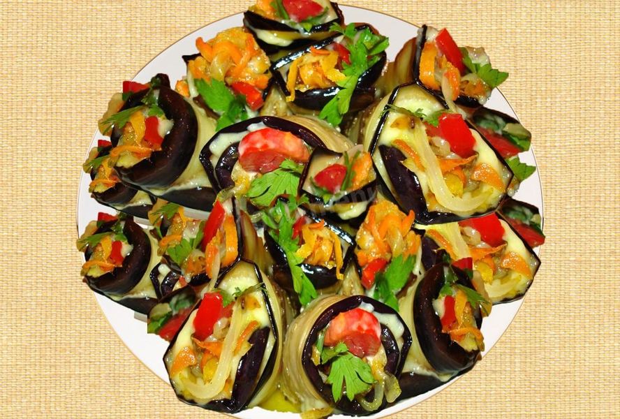 Язык из баклажанов с овощами