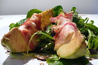 Закуска из авокадо, фаршированного мягким козьим сыром, с прошутто на подушке из полевого салата