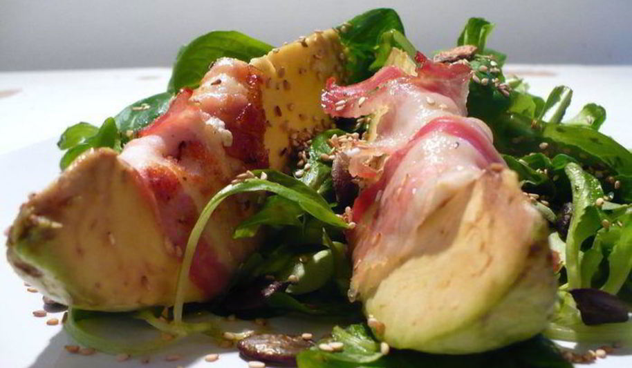 Рецепт закуска из авокадо, фаршированного мягким козьим сыром, с прошутто на подушке из полевого салата