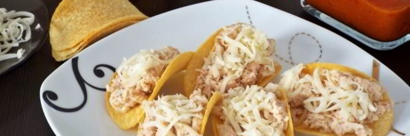 Закуска на чипсах с сыром и рыбой