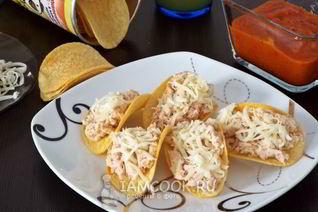 Закуска на чипсах с сыром и рыбой