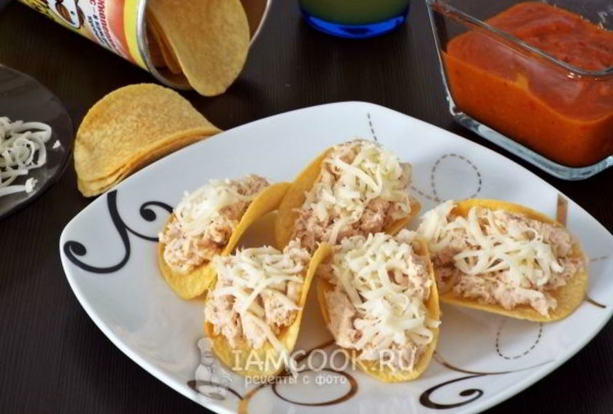 Закуска на чипсах с сыром и рыбой