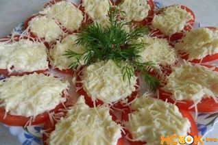 Закуска с помидорами и сыром