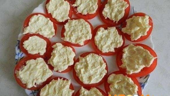 ШАГ 6. закуска с помидорами и сыром