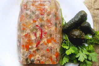 Заливной террин с курицей и овощами