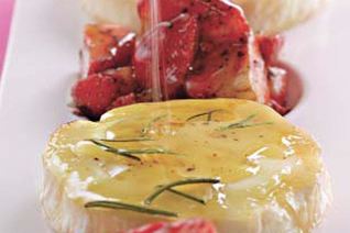 Запеченный камамбер с клубникой, розмариновым медом и черным перцем