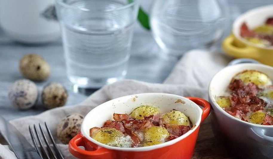 Рецепт запеченные перепелиные яйца с помидорами и беконом